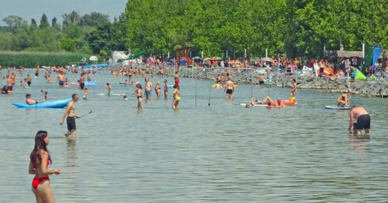 Itt vagyunk a családdal a Balatonnál, és csak jól szerettük volna érezni magunkat. Nem sikerült. Köpni nyelni nem tudok a történtek után