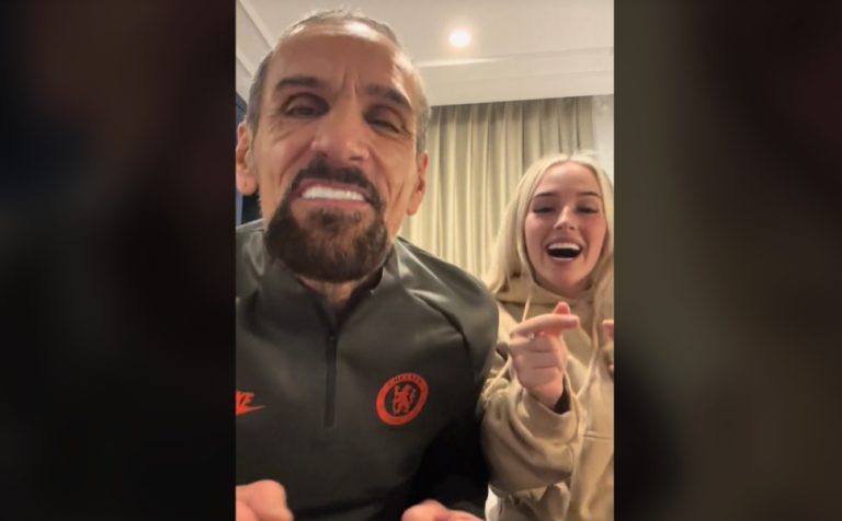 Belezúgott a tinilány a nála 42 évvel idősebb kajafutárba, nem érdekli, hogy a férfi már 60 éves