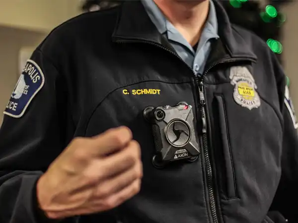 Miért érintik meg az amerikai rendőrök mindig a bal hátsó lámpát, amikor egy autóhoz közelednek? autós üldözés, biztonság, érdekességek, fedélzeti kamera, fegyverviselés, hagyomány, hollywoodi filmek, igazoltatás, közlekedés, rendőrség, ujjlenyomat, usa